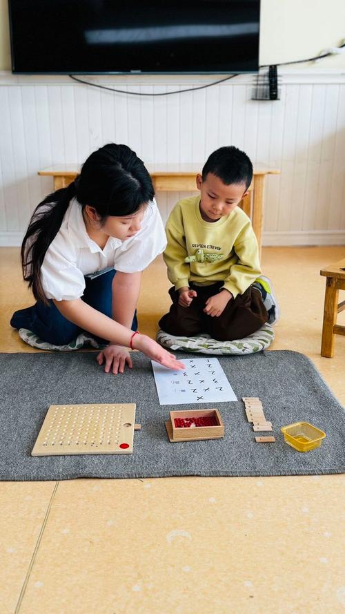 亲子在客厅地板上玩字词卡片拼句子游戏的场景图