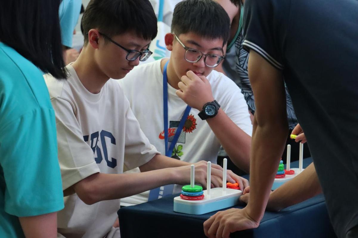 中学生小组合作搭建数学模型实景