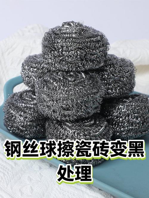 钢丝球刷过发黑的瓷砖缝隙特写