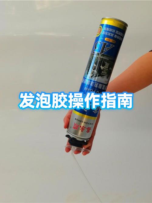 发泡胶施工前缝隙喷水湿润示意图