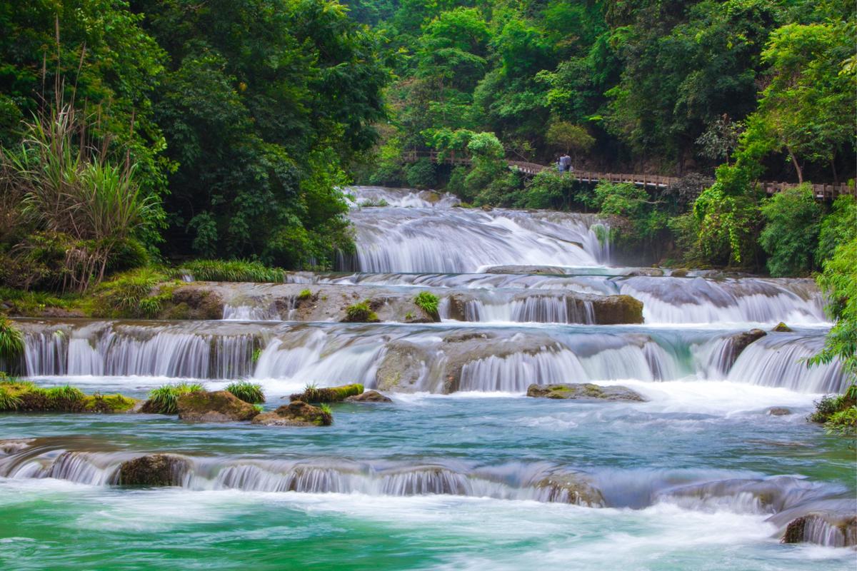 荔波小七孔卧龙潭弧形跌水瀑布全景