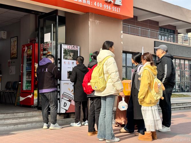 加油站便利店旁连锁咖啡门店排队取餐的司机