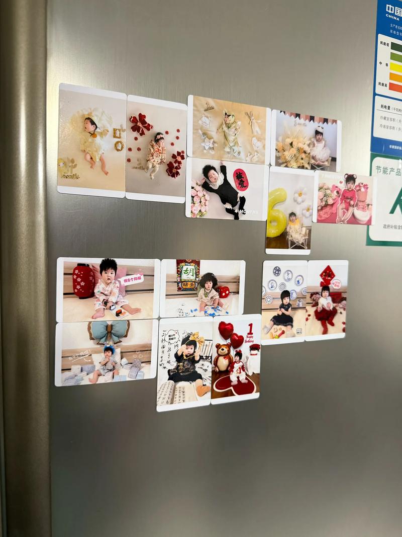 普通家庭冰箱门贴满节日拍立得照片