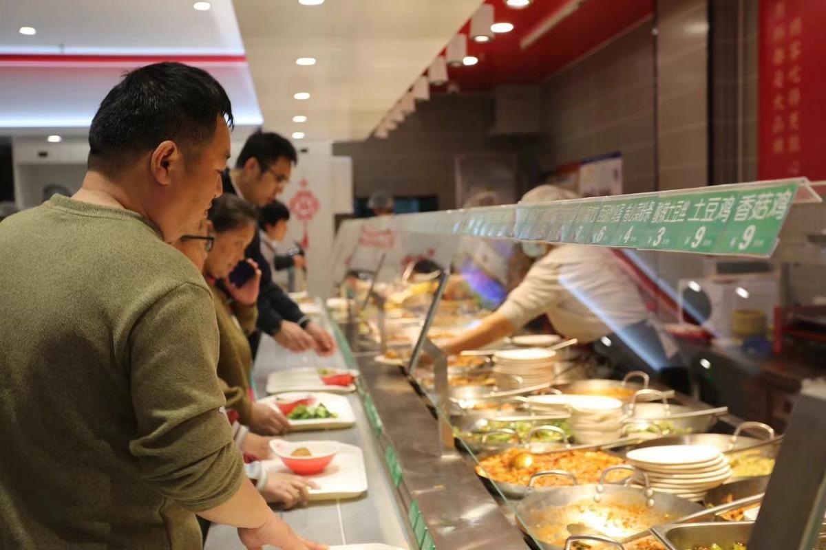 连锁餐饮早高峰取餐架场景实拍