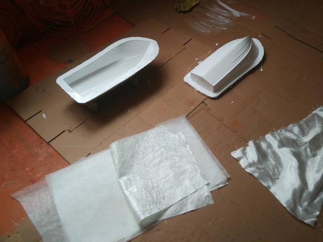 手糊成型玻璃钢游艇部件现场作业图
