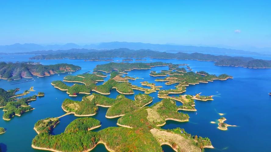 湖北南漳千岛湖蓝绿色水面航拍