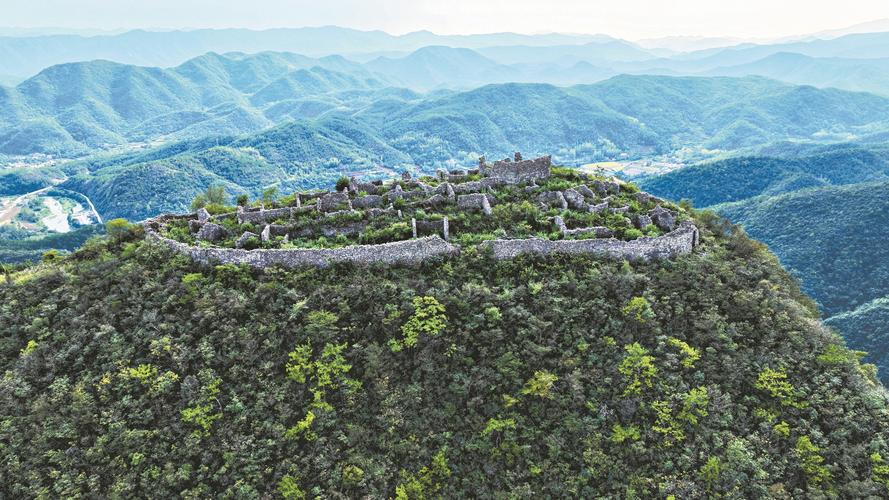 游客坐在南漳漳河岸边小马扎上听渔鼓戏的日常场景