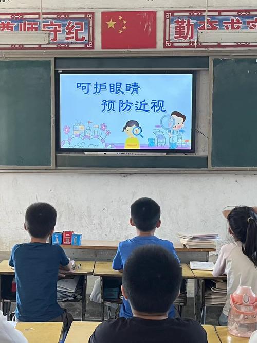 学校课间休息学生走出教室活动预防近视