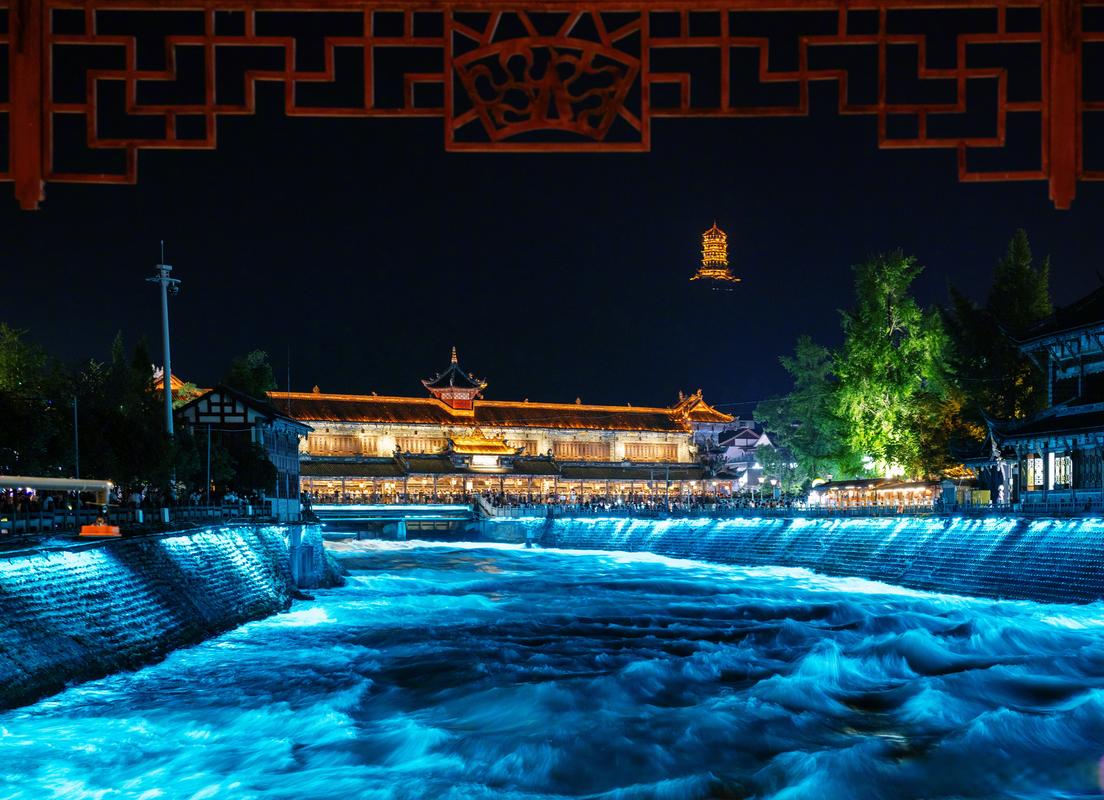 都江堰南桥夜市傍晚亮灯实景