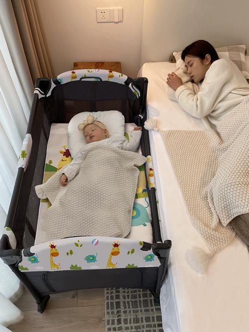 凌晨3点妈妈靠婴儿床攥着额温枪的真实居家场景