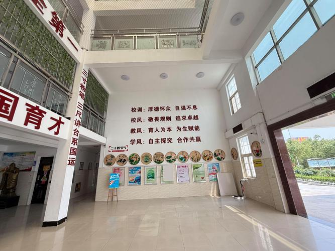 学校大厅烫金校训标语墙