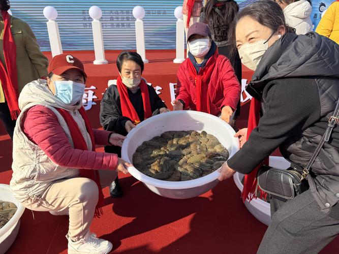 直播间主播举着野生海参样品对着手机直播的场景