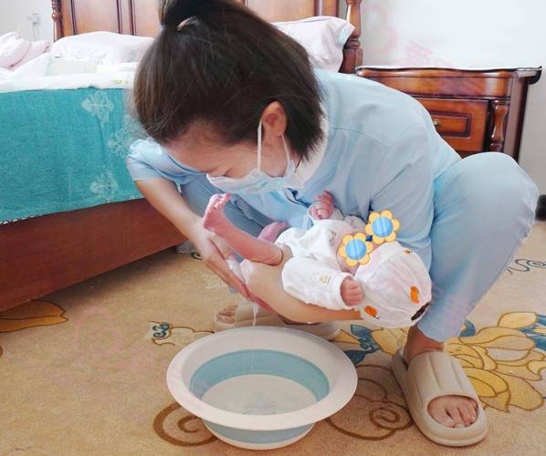 新手妈妈给满月宝宝清洁眼部分泌物常见错误操作图
