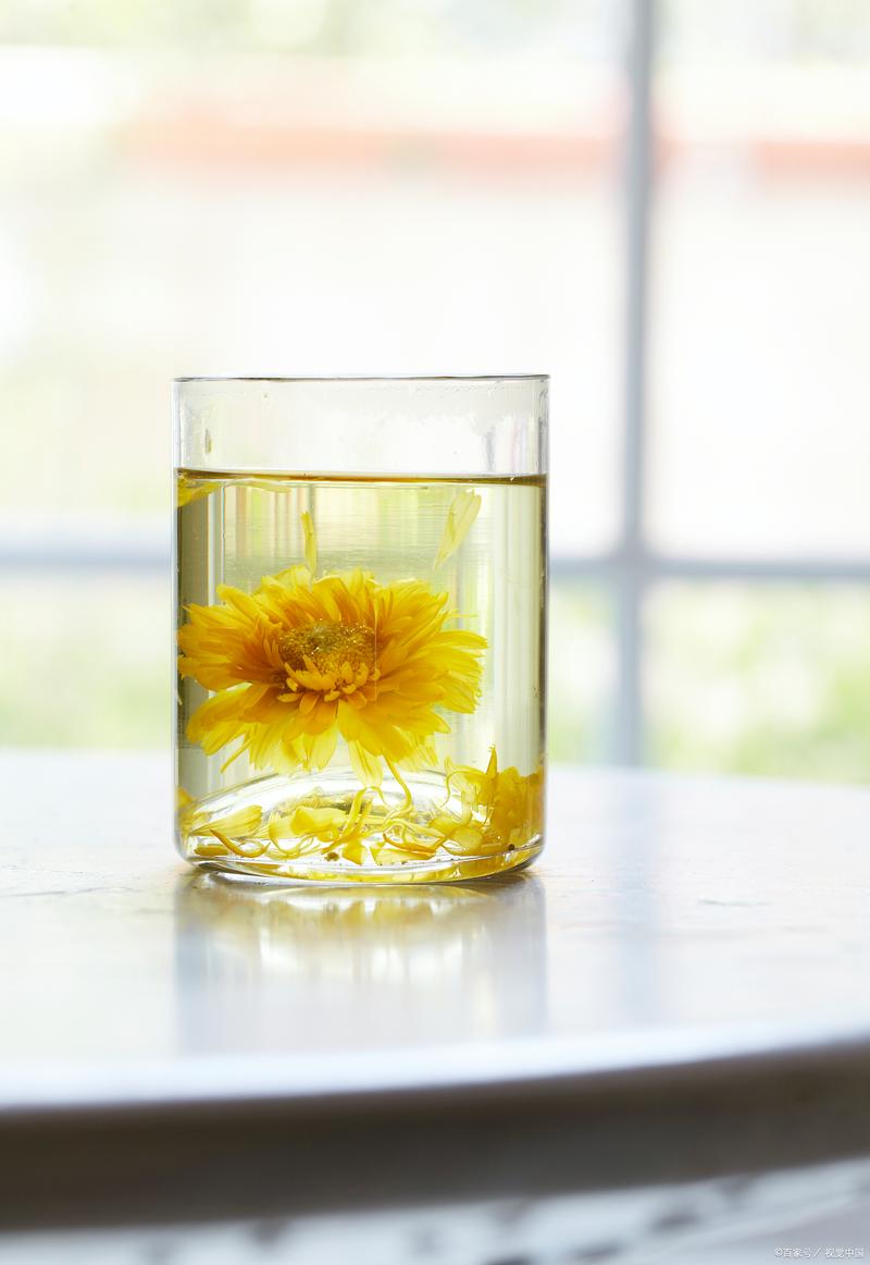 中学教师办公室窗边放着半杯菊花茶