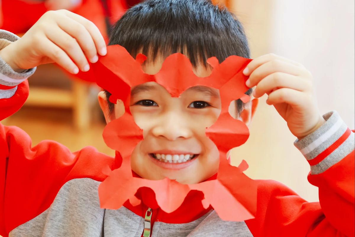 幼儿园孩子认真剪纸特写