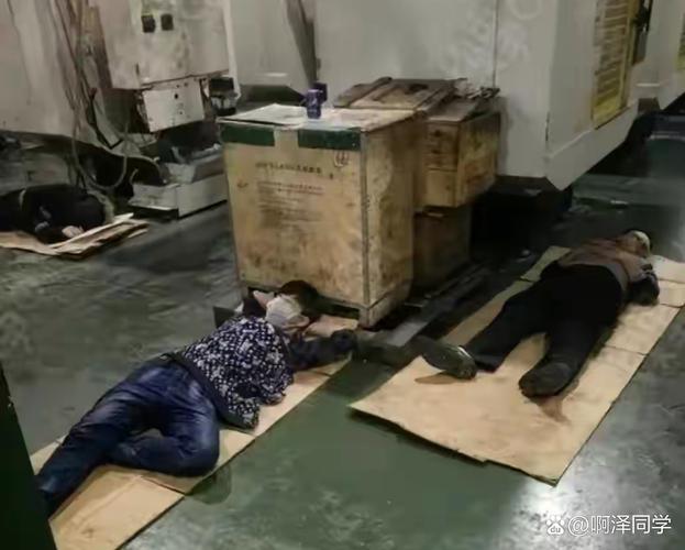 工厂夜班工人疲劳操作危险瞬间