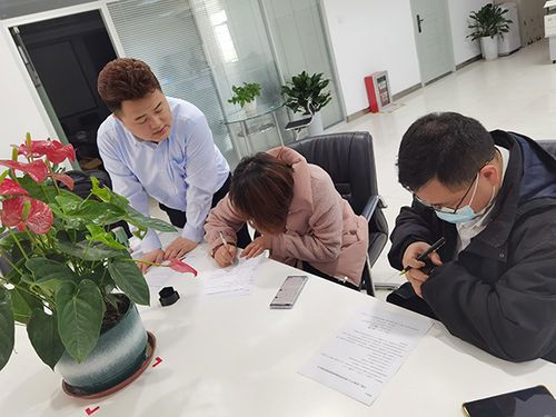 民间借贷担保签字场景示意图