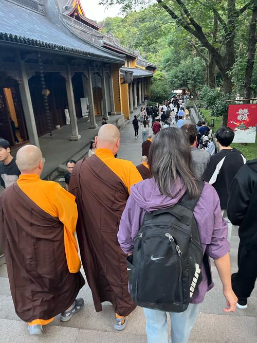 灵隐寺拥挤烧香的人群