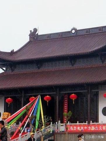 南漳荆山聚龙山清晨云海白墙红瓦古寺