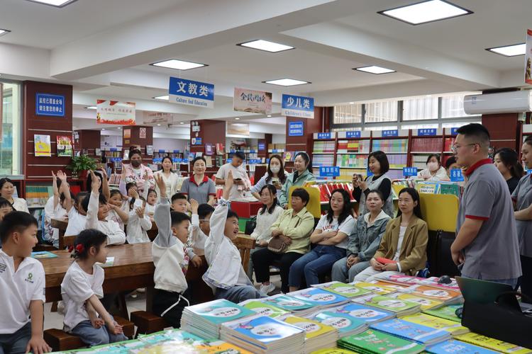 书店亲子翻书讨论古今异义词场景