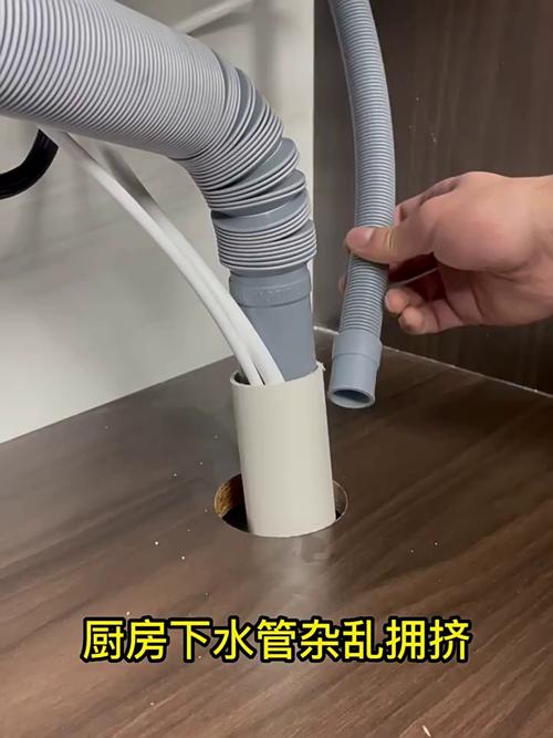 厨房水槽下水软管插主管道缝隙实拍