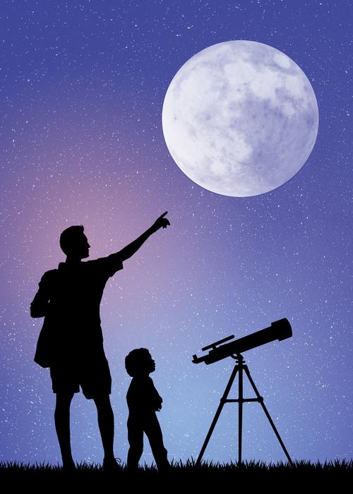 孩子用望远镜观察夜晚月亮