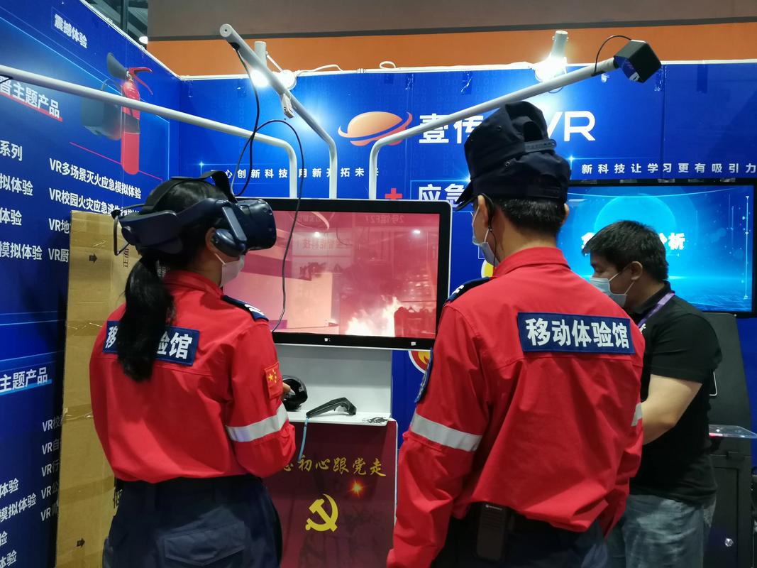 学生使用VR模拟火灾逃生训练