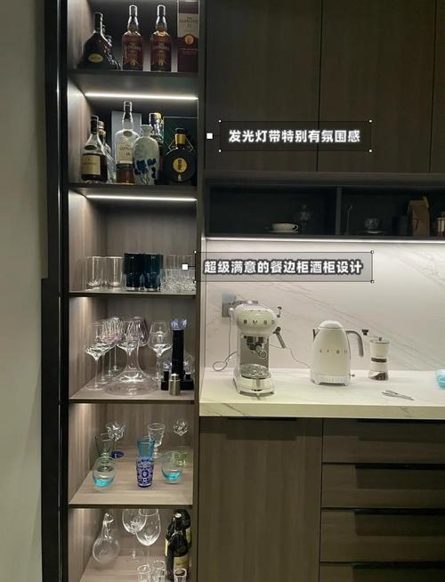 居家餐边柜常用水杯外露布置实景图