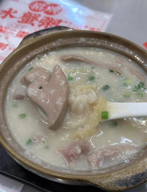 顺德猪杂粥粗陶碗里的滚烫鲜猪肝