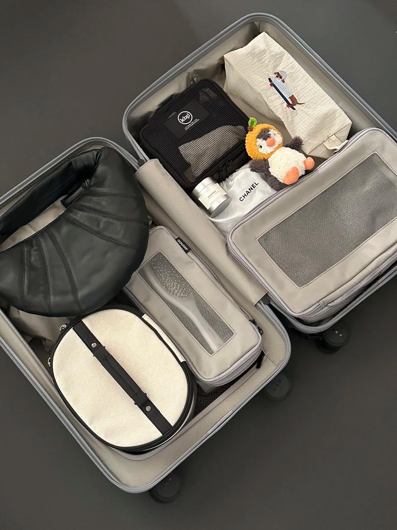 20寸登机箱内物品的极简收纳布局