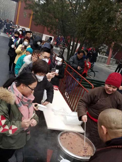 北京雍和宫腊八施粥现场排队的民众