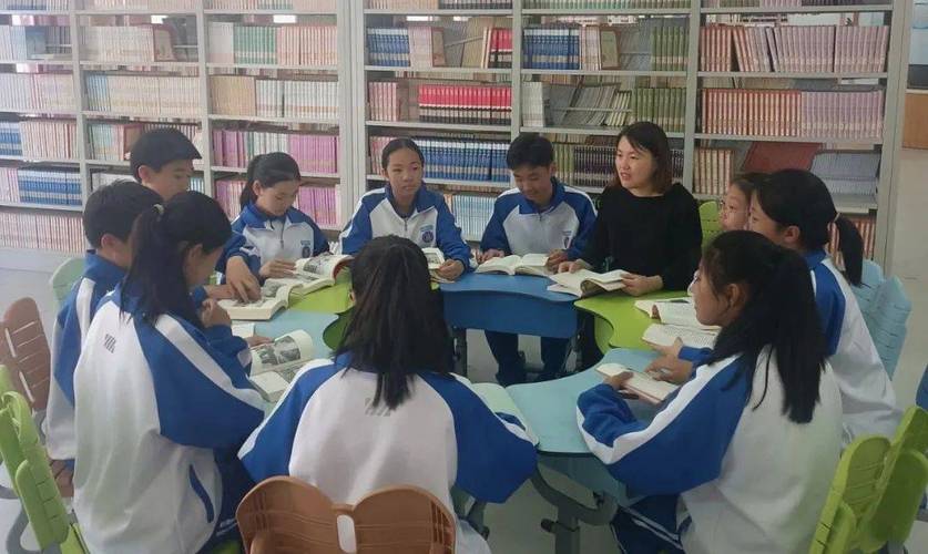 初中生围坐在教室地毯上聊自己读课外书的感受