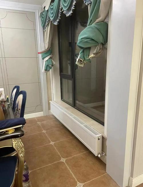 客厅飘窗下暗装暖气片安装效果图