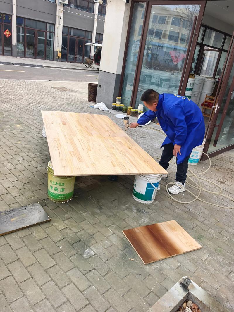 装修中木工师傅正在安装定制板材家具,现场大量胶水