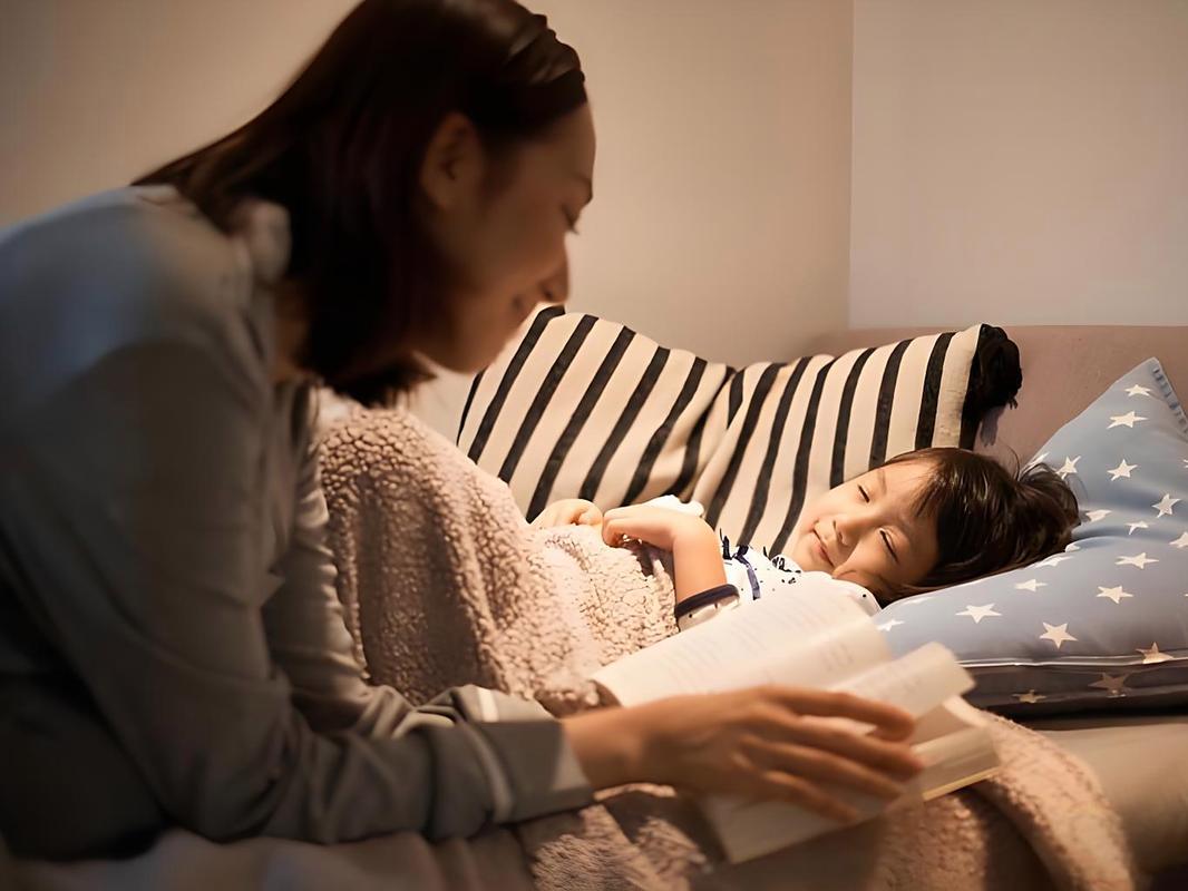 新手妈妈深夜守在卧室门口哄睡场景