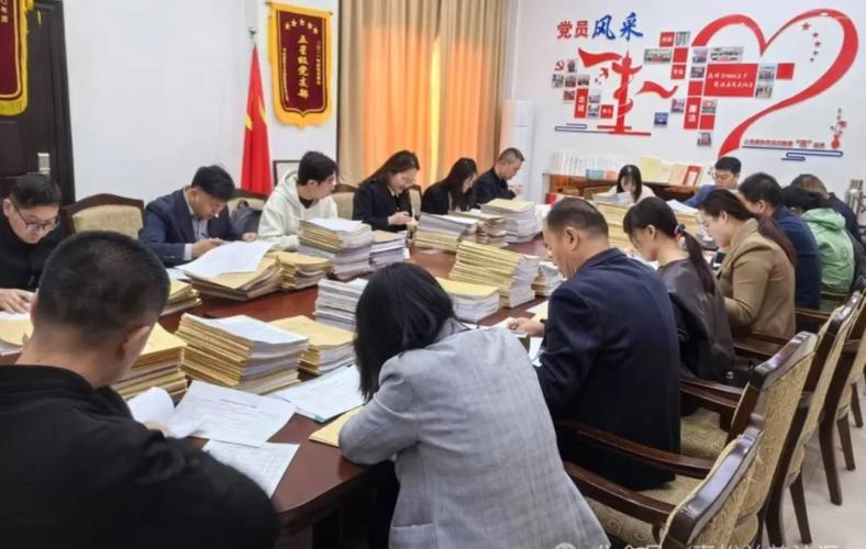 婚姻纠纷律所会议室律师核对案卷材料场景