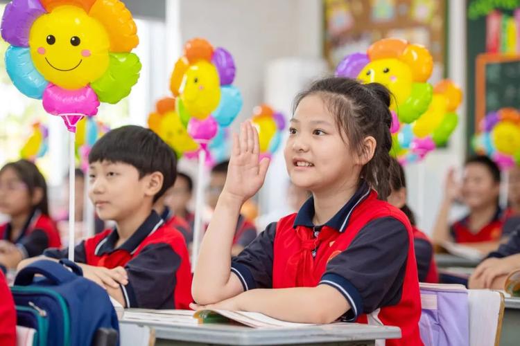 小班化教学学生自信发言举手