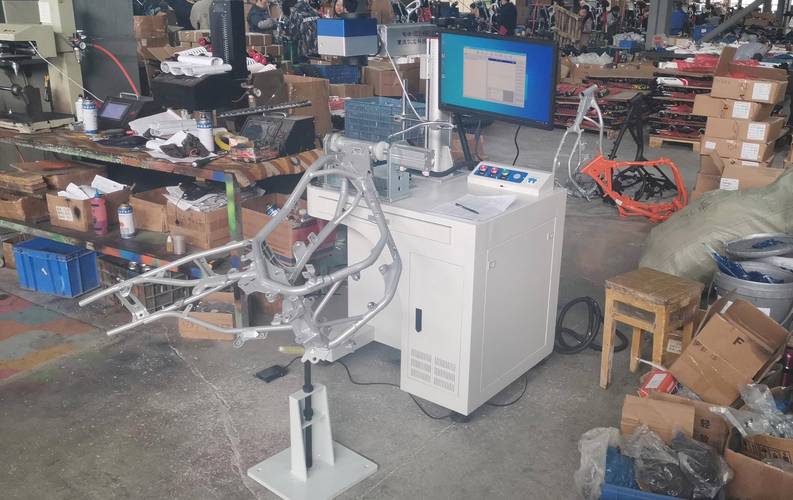 汽配生产线在线激光打标机工作场景图