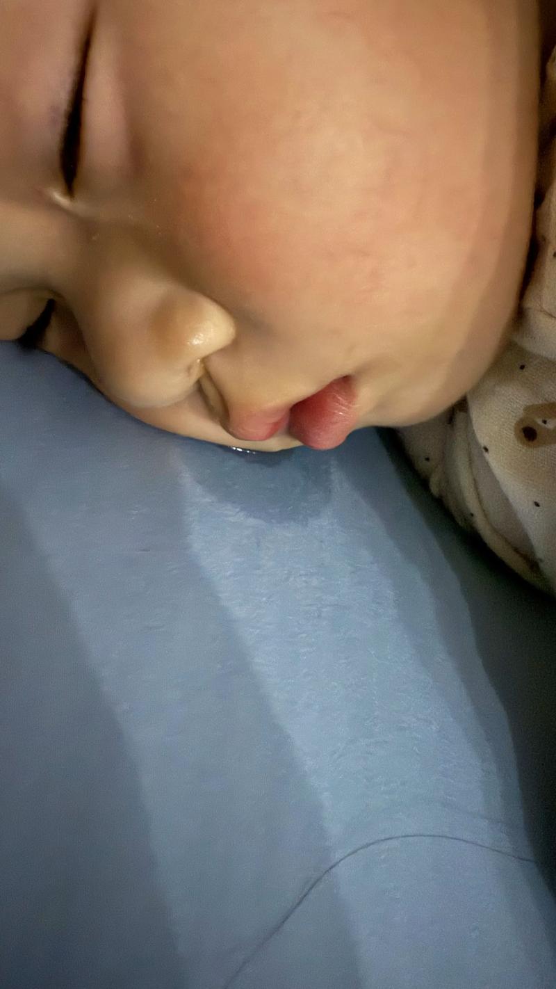宝宝第一次翻身趴在床上流口水特写