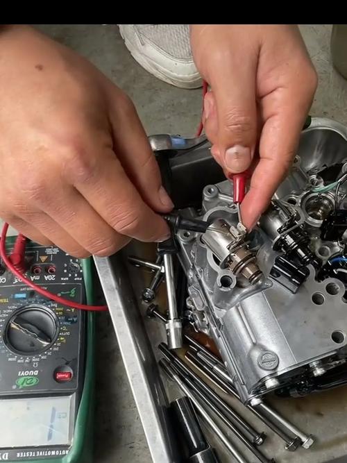 汽修店变速箱阀体间隙测量操作实拍