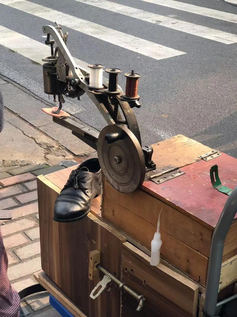 街角修鞋摊的收音机