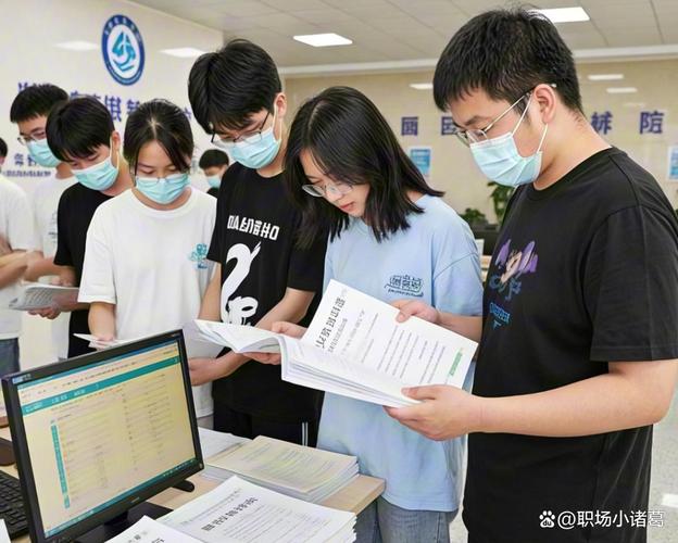 高三家长和孩子一起用AI筛选高考志愿场景