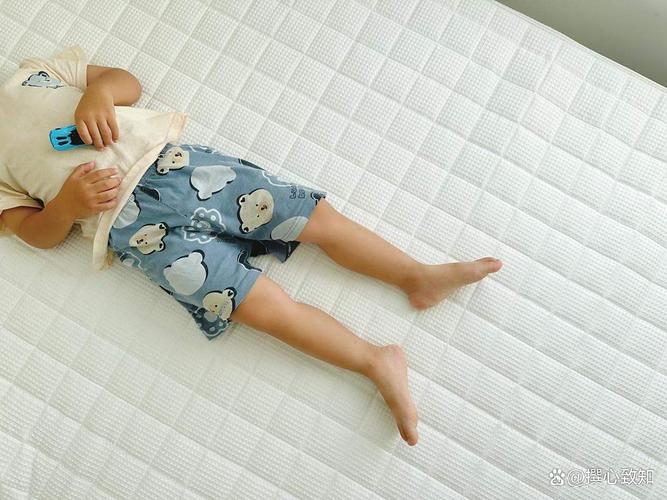 婴儿仰睡正确姿势示意图 硬床垫无多余杂物