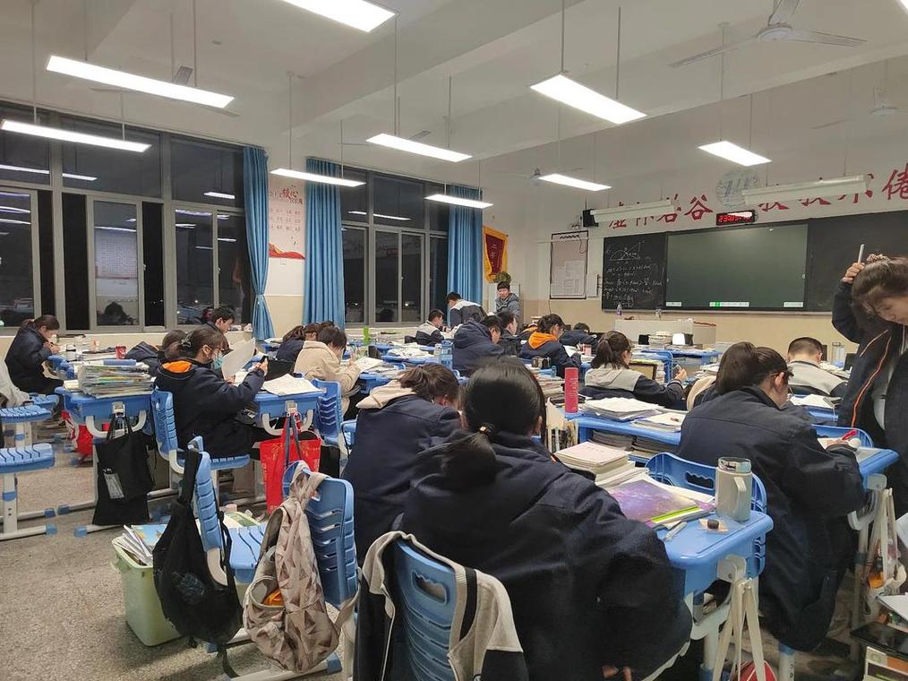 教室后门观察学生晚自修学习场景