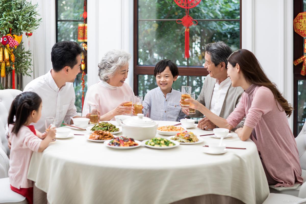 一家人围坐餐桌开心吃饭的氛围