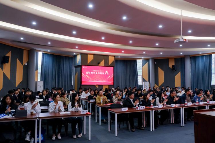 校长职级制评审答辩现场