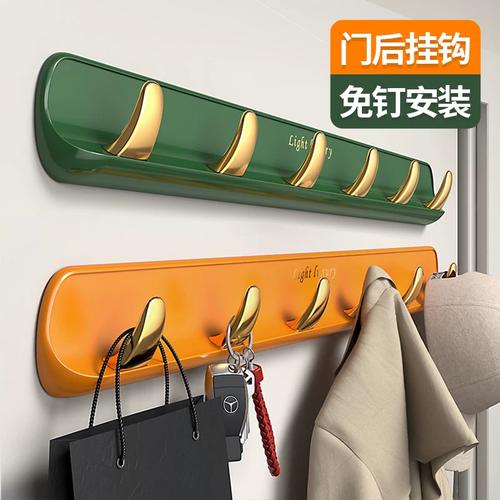 玄关墙面挂冬装的长条无痕粘钩