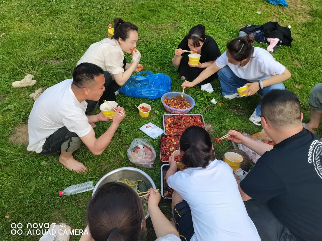 工业区职工一家人周末公园野餐合影