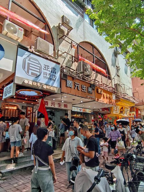 广州西华路老巷美食店排队场景