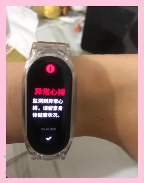 深夜手腕上智能手表发出心率警报